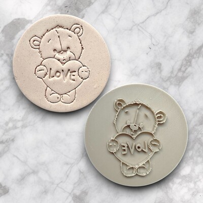 Paku Malzeme - Plastik kaşe embosser baskı LOVE TEDDY; 80 mm çerçeveli